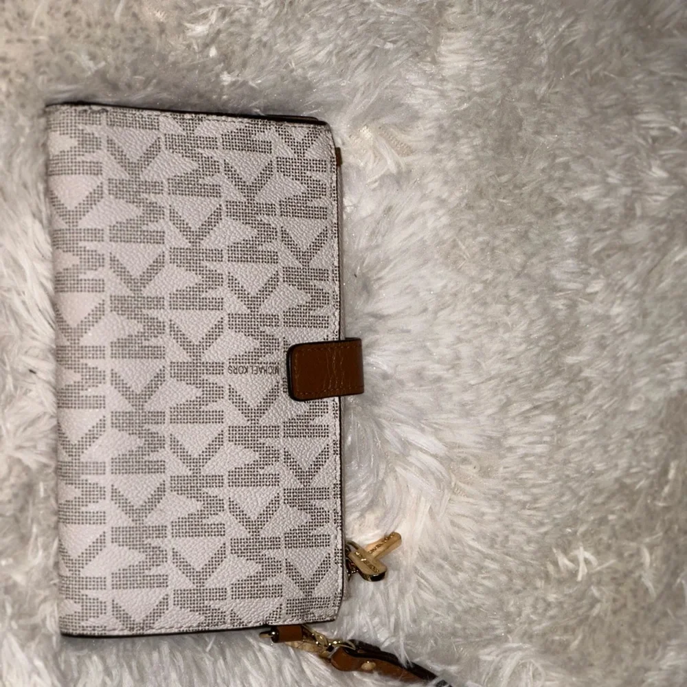 Nice gently used wristlet - Picture 2 of 3